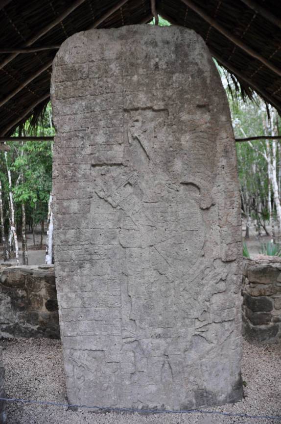 Uma das muitas estelas expostas na cidade maya de Cobá, na península do Yucatán, no México